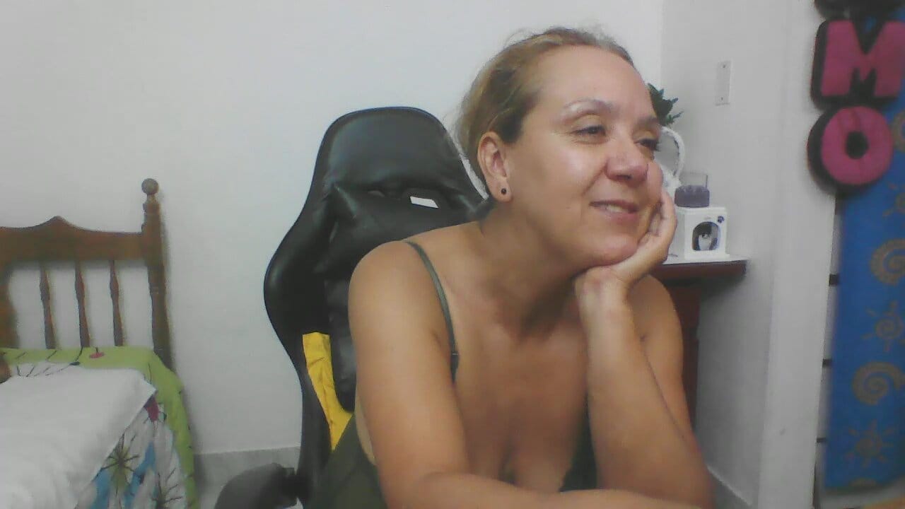 Yeslluisa3072 live on Amateur.tv