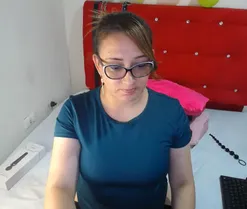 Latinahotboddy, live now on SugarCams