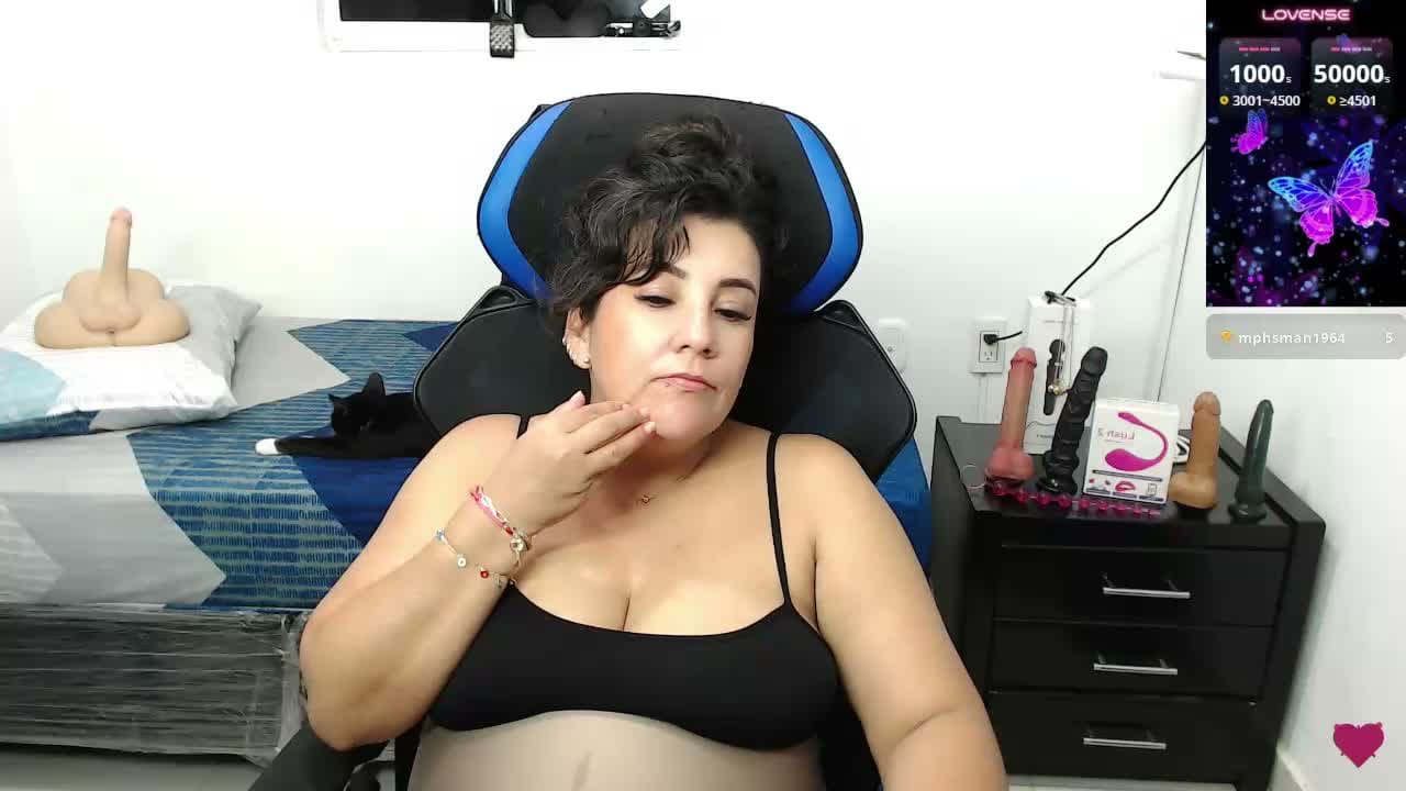 mom_hot Live Chat on Amateur.TV