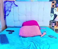 moxie_monclair, live now on SugarCams