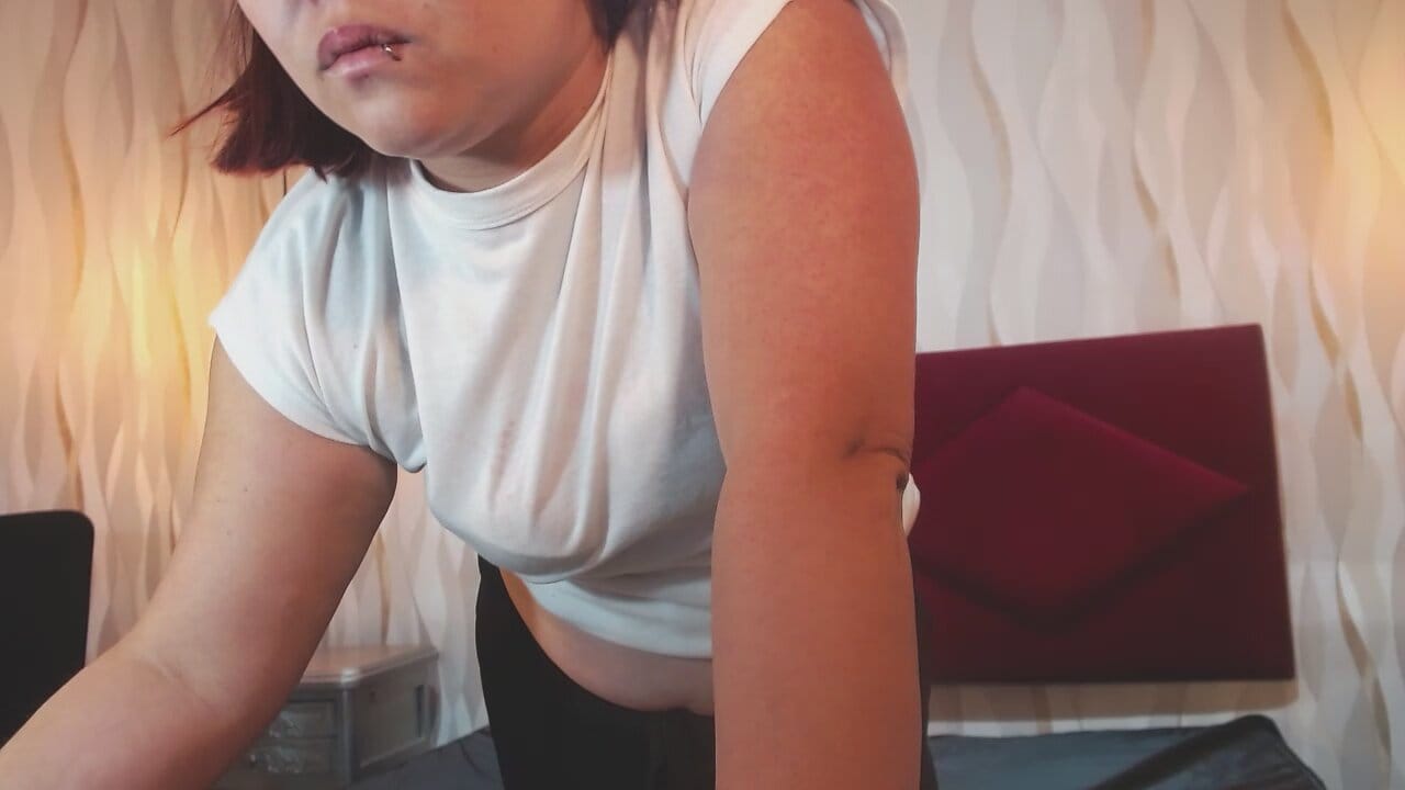 Live Chat with AngelicaMilf3 on Amateur.TV