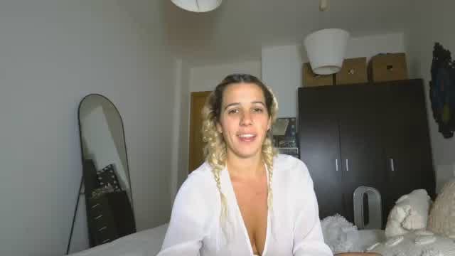 chika100 live cam on Amateur.TV