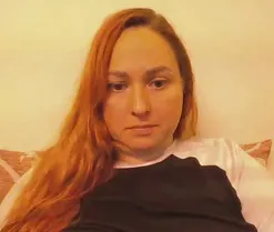 zara_red, live now on SugarCams