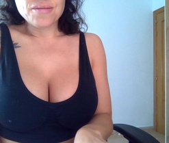 LaraCruz30's webcam