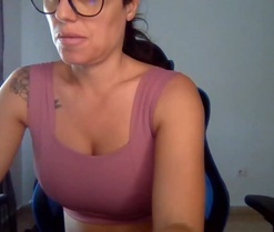 LaraCruz30's webcam